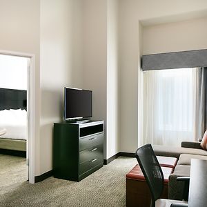 One-Bedroom Queen Suite